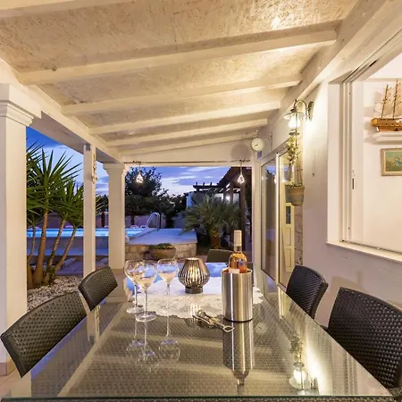 Holiday Villa *