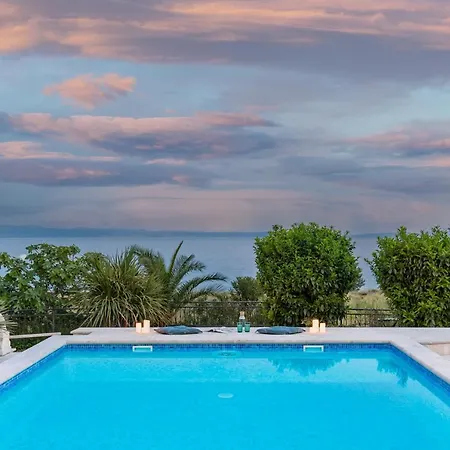 Holiday Villa *
